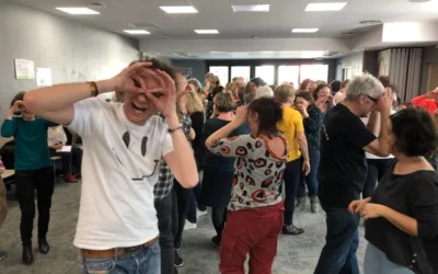 Yoga du Rire en entreprise : l&rsquo;outil RH qui transforme vos équipes
